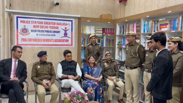 दिल्ली : आशुतोष राणा ने पुलिस स्टेशन में चल रही लाइब्रेरी का किया दौरा, बच्चों से की मुलाकात