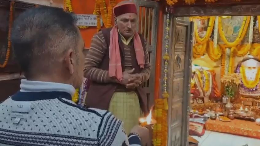 शिमला के जाखू मंदिर में प्रियंका गांधी और रॉबर्ट वाड्रा ने टेका माथा