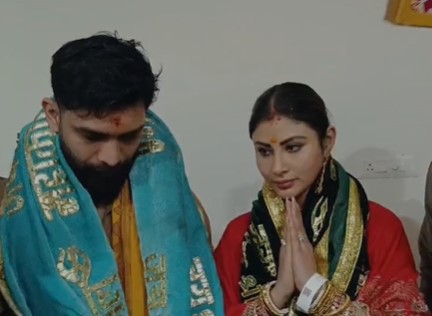 पति संग मौनी रॉय ने किए महाकाल के दर्शन, भस्म आरती में हुईं शामिल