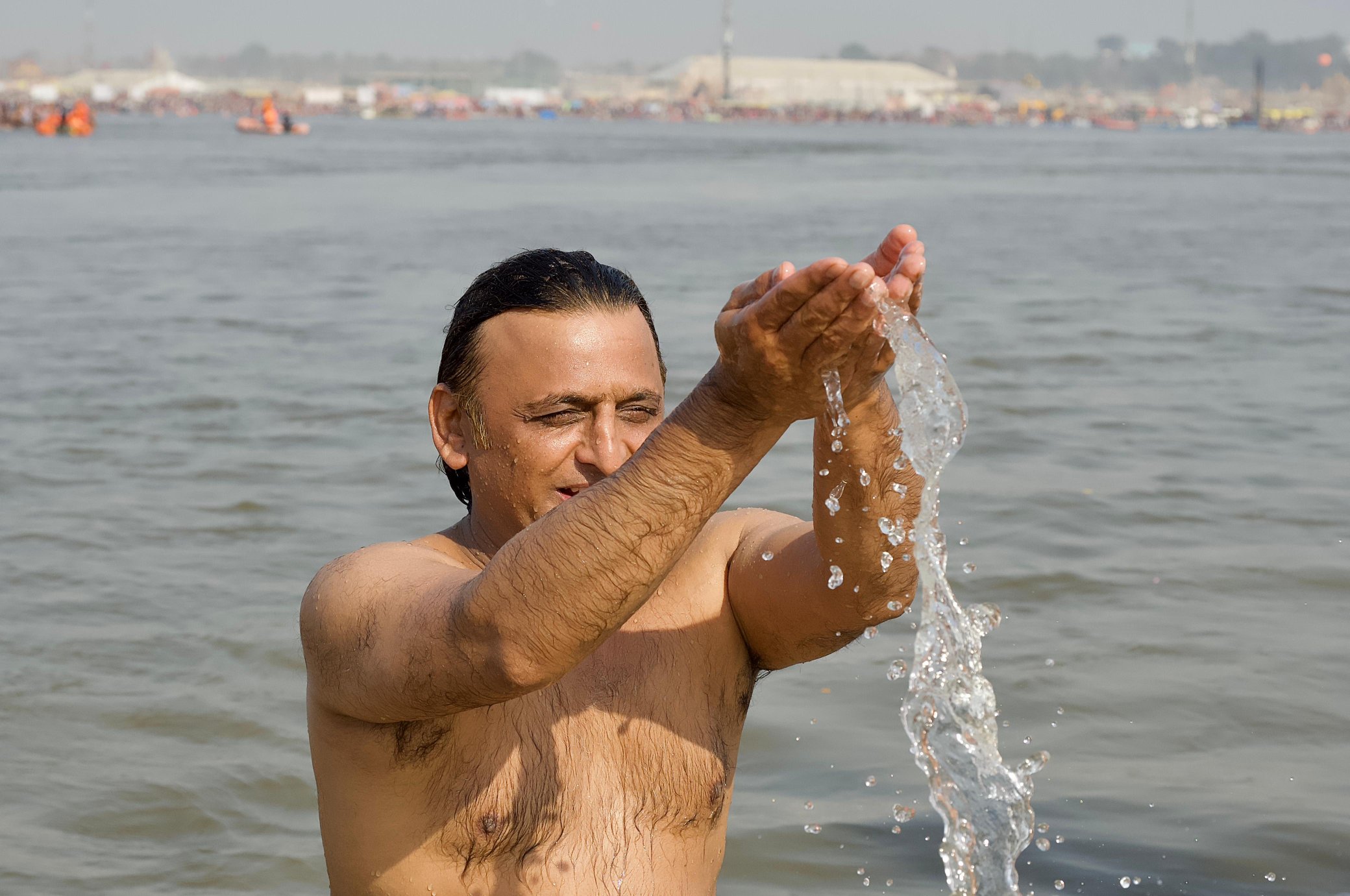 संगम में डुबकी लगाने के बाद बोले अखिलेश यादव, सौहार्द, सद्भावना और सहनशीलता के साथ लोग आगे बढ़ें