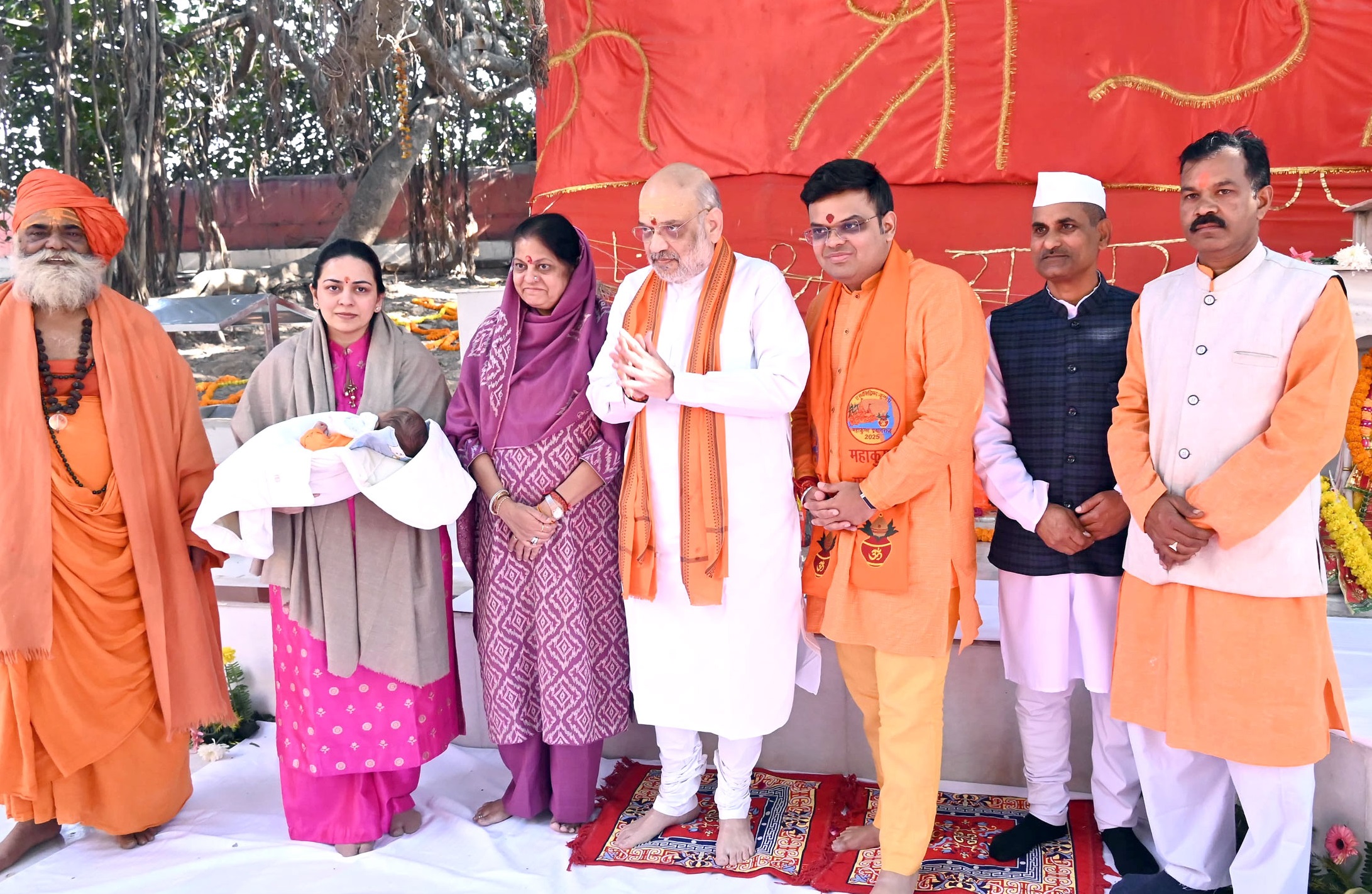 गृह मंत्री शाह ने महाकुंभ में लगाई आस्था की डुबकी, अक्षयवट के किए दर्शन