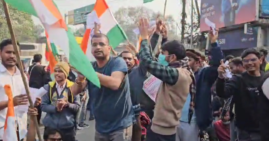 पटना : बीपीएससी की 70वीं पीटी परीक्षा रद्द करने की मांग को लेकर फिर से सड़क पर उतरे छात्र