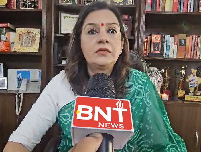 वीर सावरकर का योगदान भी अहम था : प्रियंका चतुर्वेदी