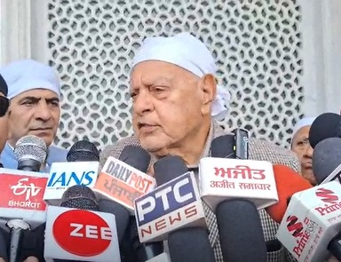 फारूक अब्दुल्ला ने सचखंड श्री हरमंदिर साहिब में टेका मत्था, बोले- मन को मिली शांति