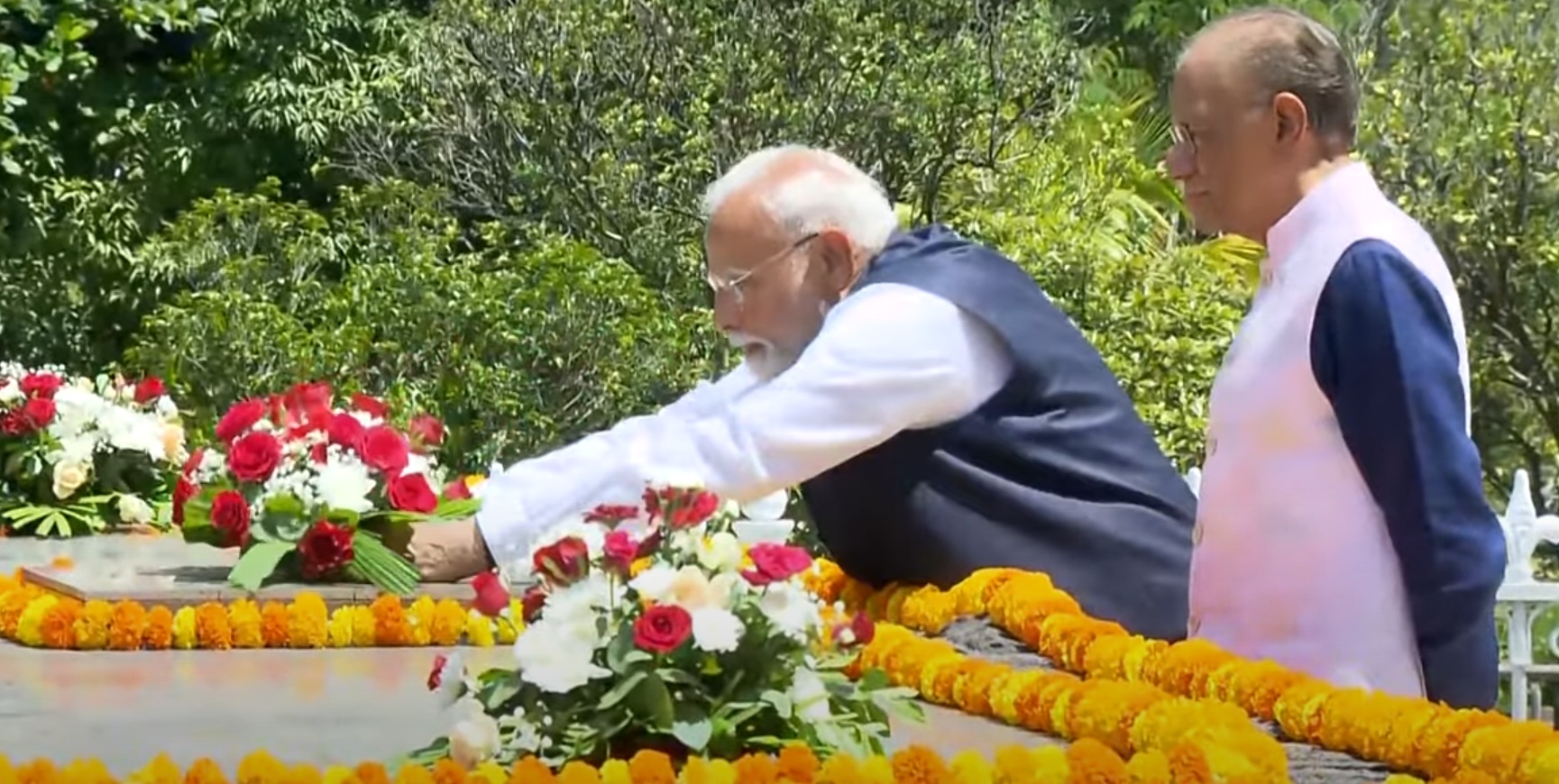 प्रधानमंत्री मोदी ने मॉरीशस में शिवसागर रामगुलाम और अनिरुद्ध जगन्नाथ को श्रद्धांजलि की अर्पित