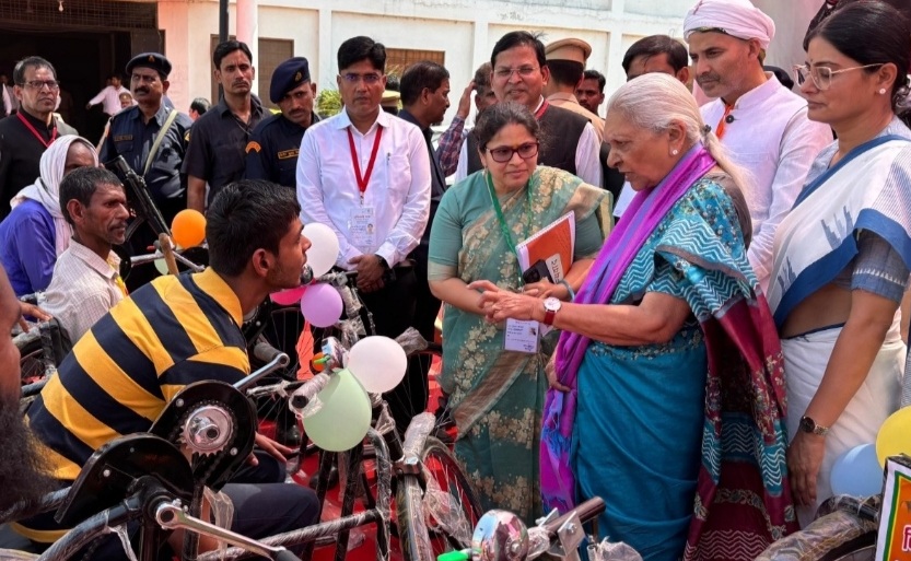 बच्चों को स्वस्थ और समृद्ध बनाने के लिए टीकाकरण के साथ शिक्षा जरूरी : राज्यपाल आनंदीबेन पटेल