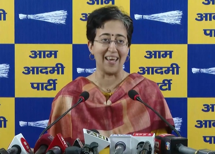 दिल्ली सरकार के वादों पर ‘आप’ का सवाल, ‘महिलाओं को 2,500 रुपए कब मिलेंगे?’