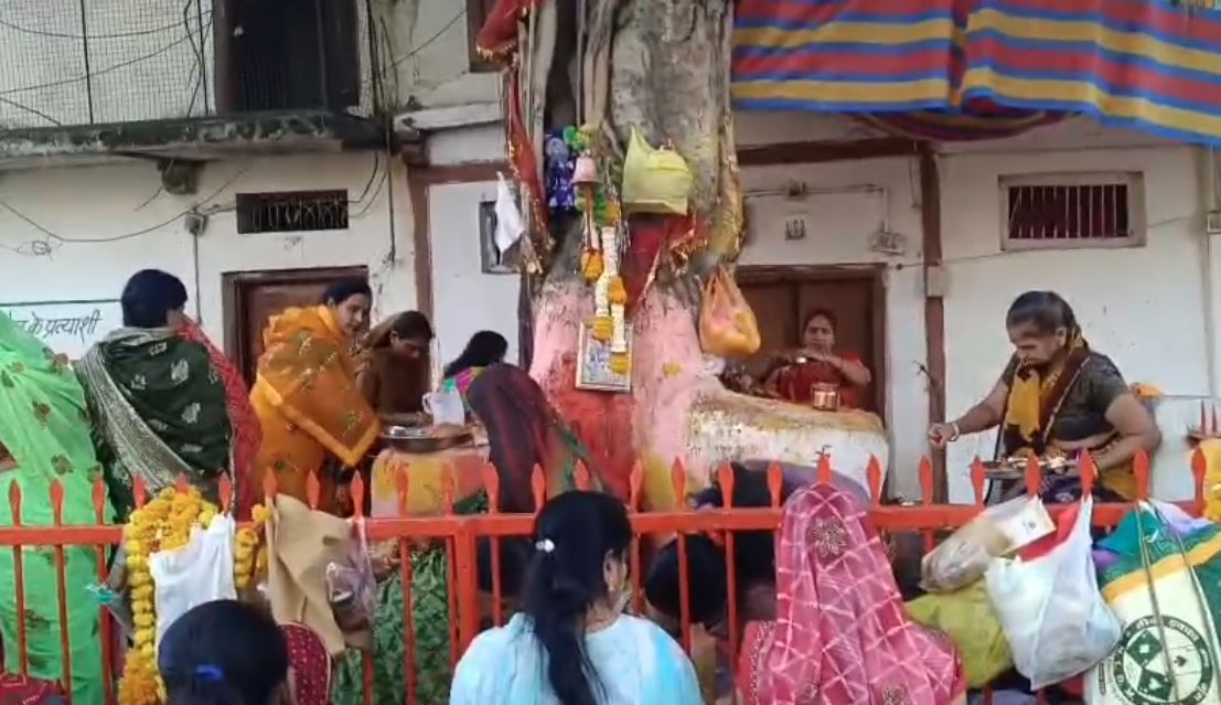 देवास में शीतला सप्तमी के अवसर पर मंदिरों में भारी भीड़, महिलाओं ने की पूजा