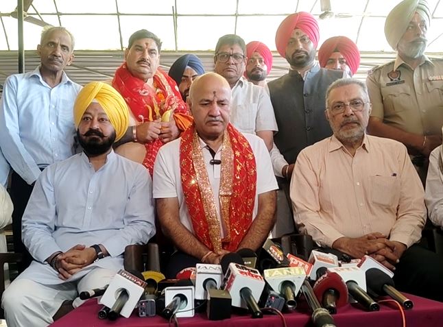 पटियाला: मनीष सिसोदिया ने मां काली माता मंदिर में टेका माथा, कहा- ‘पंजाब में नशे के खिलाफ जंग जारी’