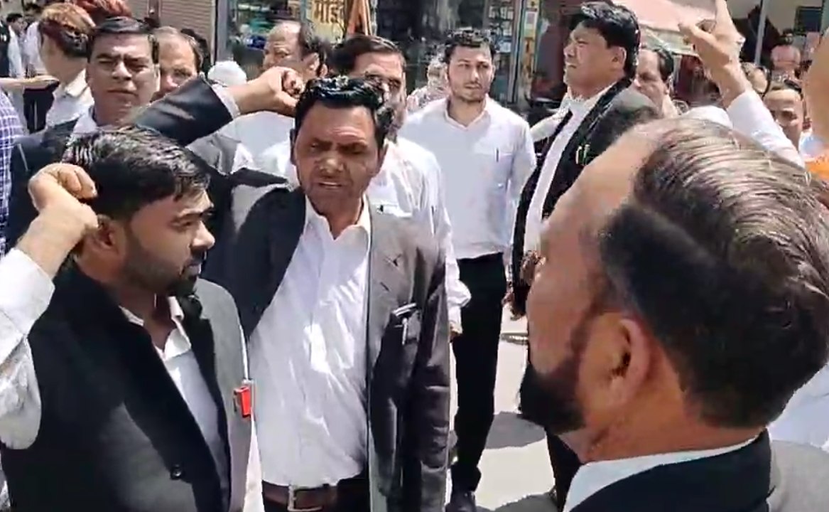 संभल : जफर अली की रिहाई के मांग को लेकर वकीलों का प्रदर्शन