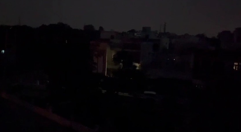 जम्मू समेत कई इलाकों में ब्लैकआउट, तेज धमाकों की आवाजें; सीएम अब्दुल्ला की लोगों से घरों में रहने की अपील