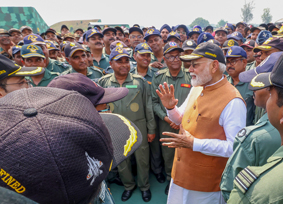‘आपने आतंक के तमाम बड़े अड्डों को मिट्टी में मिला दिया’, वायुसेना के जवानों से बोले पीएम मोदी
