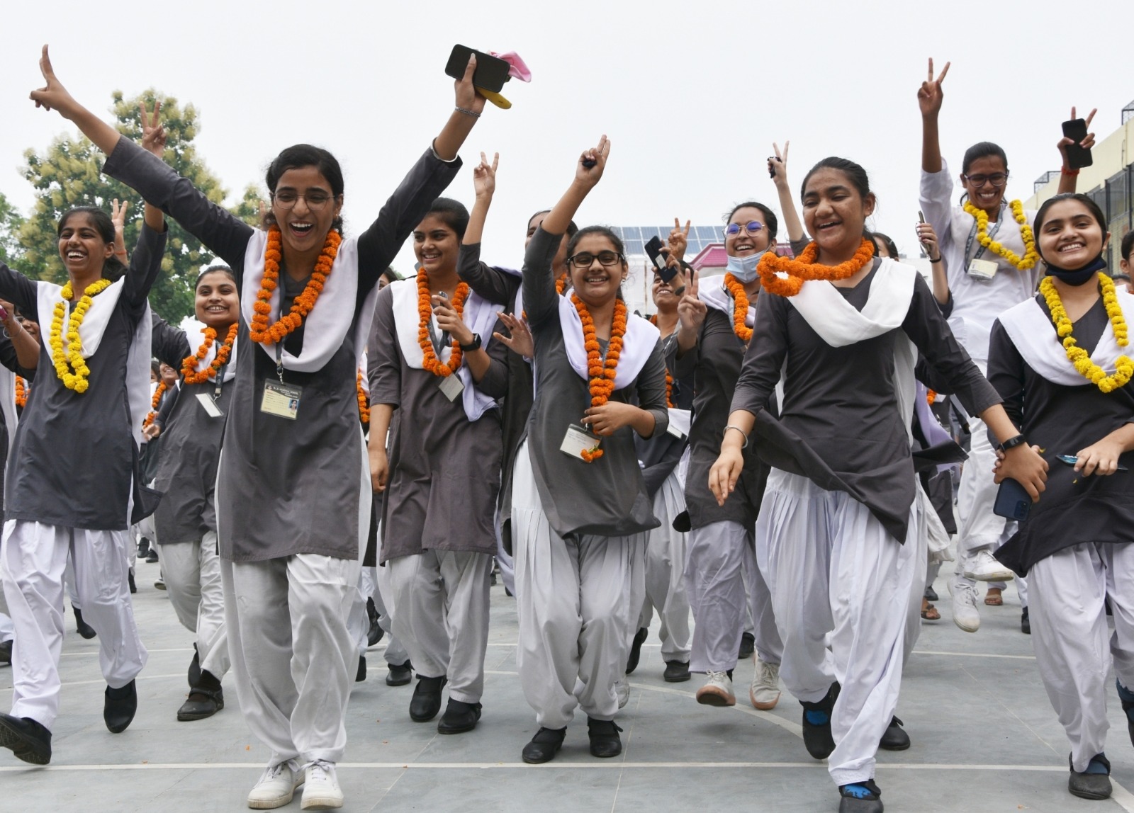 हिमाचल प्रदेश स्कूल शिक्षा बोर्ड 12वीं के नतीजे जारी, बेटियों ने मारी बाजी