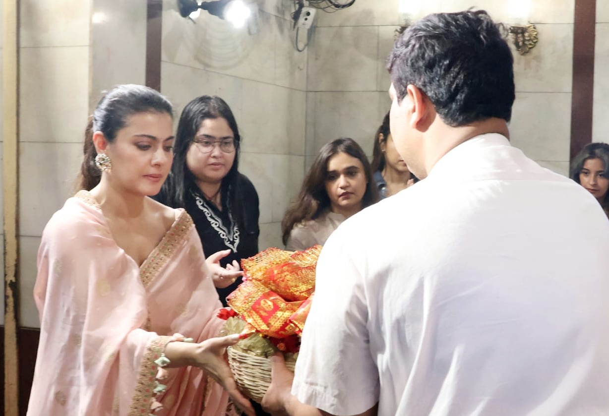 फिल्म ‘मां’ की रिलीज से पहले काजोल ने दक्षिणेश्वर काली मंदिर में लिया आशीर्वाद
