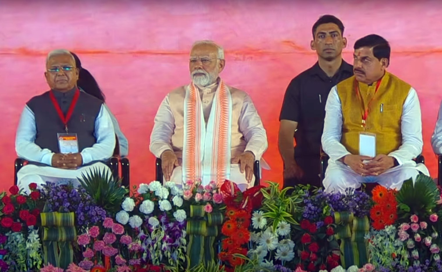भोपाल में महिलाओं ने तिरंगा लहराकर किया प्रधानमंत्री मोदी का स्वागत