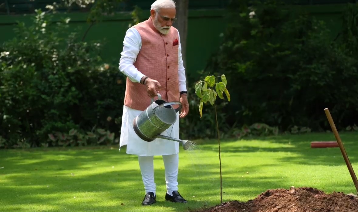 ‘नारीशक्ति के शौर्य और प्रेरणा का प्रतीक’, पीएम मोदी ने लगाया कच्छ की महिलाओं से मिला सिंदूर का पौधा
