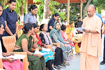 जनता की समस्याओं पर त्वरित संवेदनशीलता दिखाएं अधिकारी : सीएम योगी