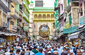 ईद-अल-अजहा आज : देश भर की मस्जिदों में अदा की जा रही नमाज, चप्पे-चप्पे पर पुलिस तैनात