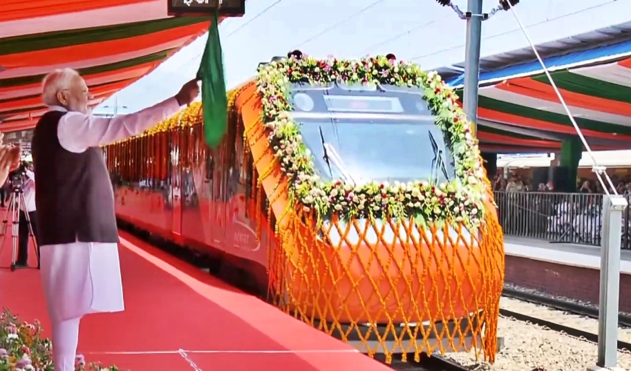 कटरा और श्रीनगर के बीच वंदे भारत ट्रेन आज से शुरू, यात्रा का समय घटकर मात्र 3 घंटे