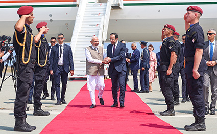 साइप्रस पहुंचे पीएम मोदी, एयरपोर्ट पर राष्ट्रपति निकोस ने किया भव्य स्वागत