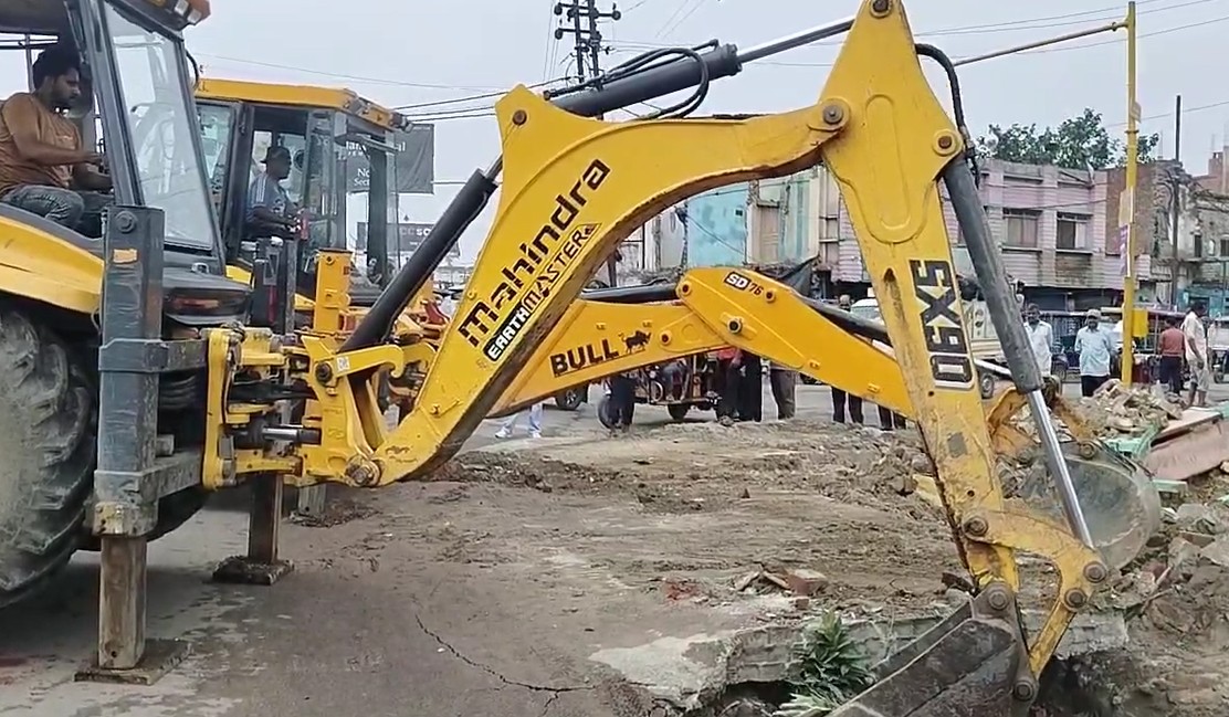 संभल में फिर चला बुलडोजर: सड़क चौड़ीकरण के लिए हटाए गए नाले के स्लैब, अतिक्रमण पर कार्रवाई